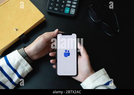 CHIANG MAI,THAILAND - APR 06, 2020 : EIN Mitarbeiter von zu Hause aus lädt die soziale Plattform Microsoft Teams herunter, Stockfoto