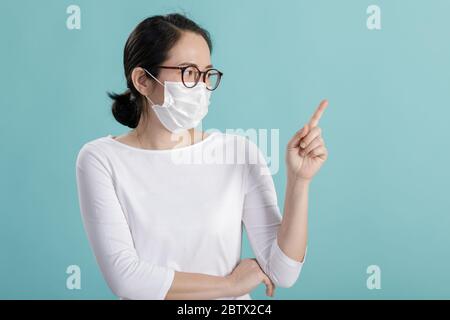 Asiatische junge Mädchen trägt medizinische Gesichtsmasken, um sich vor Verschmutzung zu schützen Coronavirus Grippe Virus, New Coronavirus 2019-nCoV aus China, leer Stockfoto