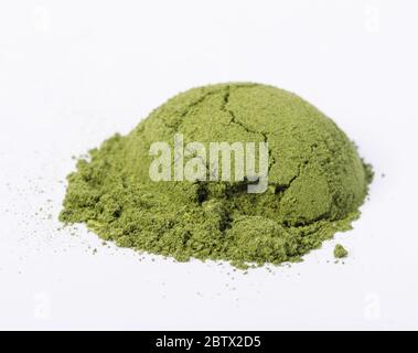 Haufen von Matcha Grüntee Pulver auf weißem Hintergrund isoliert, Bio-Produkt aus der Natur für gesunde mit traditionellen Stil Stockfoto