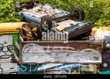 Pensionierte Fahrzeuge faulenzen auf dem Schulbus Friedhof in Alto, Georgia. (USA) Stockfoto