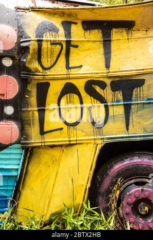 Hol dir das Graffiti auf dem Schulbus Friedhof in Alto, Georgia. (USA) Stockfoto