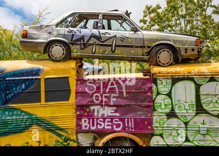 Bemalte Fahrzeuge auf dem Schulbus Friedhof in Alto, Georgia. (USA) Stockfoto