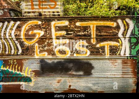 Hol dir das Graffiti auf dem Schulbus Friedhof in Alto, Georgia. (USA) Stockfoto