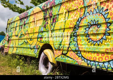 Farbenfroher Graffiti-Bus auf dem Schulbus-Friedhof in Alto, Georgia. (USA) Stockfoto