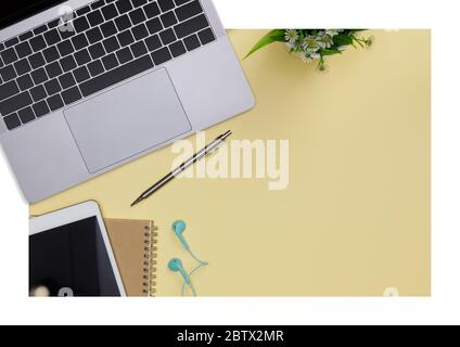 Draufsicht Arbeitsplatz Bürobedarf Modell mit Notebook, Tablet, Bücher und Zubehör isoliert auf gelbem Hintergrund, Overhead-Ansicht mit Kopierraum, W Stockfoto