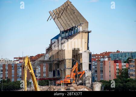 Madrid, Spanien. Mai 2020. Blick auf die Ruinen des Vicente Calderon Stadions, das über 50,000 Personen Platz hatte und sich am Ufer des Manzanares im Arganzuela Bezirk der spanischen Hauptstadt befand. Der Abriss des alten Stadions von Atletico Madrid, das der La Liga Club von 1966 bis 2017 als Heimat bezeichnete, ist fast vorbei.Quelle: CORDON PRESS/Alamy Live News Stockfoto