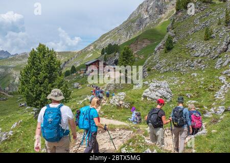 Wanderer auf dem Weg zu einer Berghütte in den Alpen Stockfoto