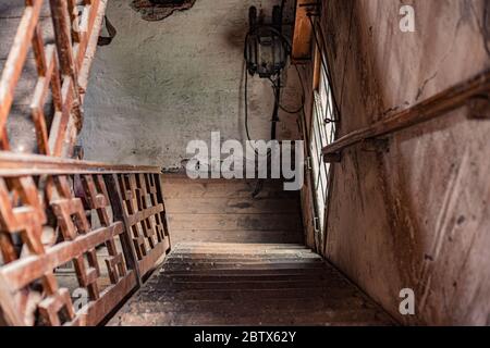 Treppe in einem alten verlassenen Haus Stockfoto