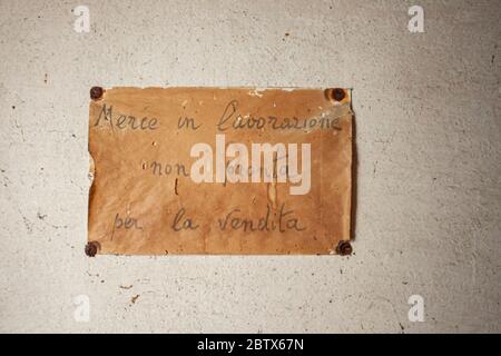 Altes Schild handschriftlich in italienischer Sprache in einem verlassenen Gebäude Stockfoto