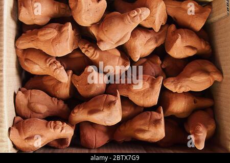 Cartoon Figuren aus Keramik werden in Kartons verpackt Stockfoto