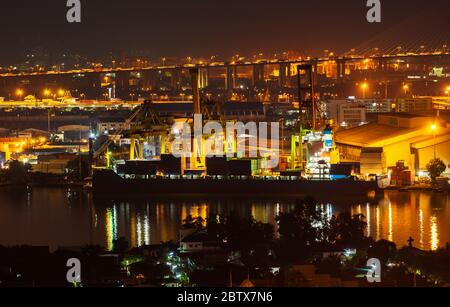 Containerschiffe Be-und Entladen in Häfen des Chao-phraya Fluss in Bangkok, Thailand Stockfoto