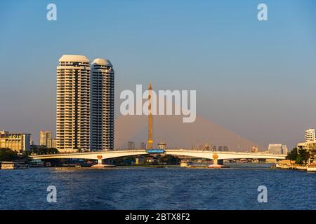 Somdet Phra Pinklao Brücke über den Chao Phraya Fluss in Bangkok, Thailand Stockfoto