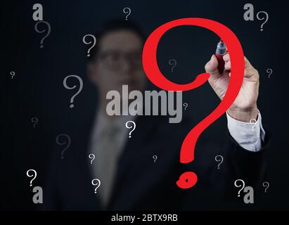 Geschäftsmann Hand Schreiben 'Frage' mit rotem Marker auf transparentem Brett, neues Geschäftskonzept, Studio-Aufnahme Stockfoto