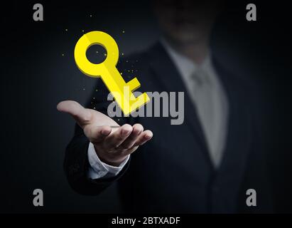 Nahaufnahme eines Geschäftsmannes mit gelbem Schlüssel in der Hand, Business, Technologie, Internet und Netzwerkkonzept. Stockfoto