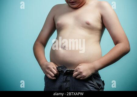 Fat Boy kann nicht Knopf oben seine Hose, gesund und Gewicht verlieren Konzept Stockfoto