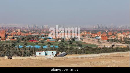 Blick auf die Panorama-Skyline von Kairo von den Pyramiden im Gizeh Plateau, Ägypten Stockfoto