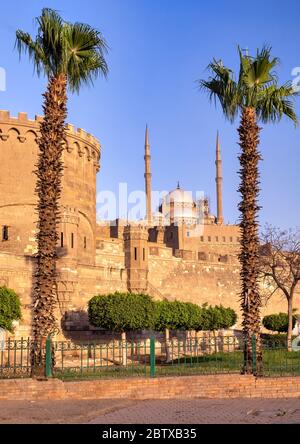 Blick auf massive Wälle und die beeindruckende Muhammad Ali Pasha (Alabaster) Moschee der Saladin Zitadelle auf dem Salah El-Deen Platz, Kairo, Ägypten Stockfoto