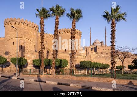 Blick auf massive Wälle und die beeindruckende Muhammad Ali Pasha (Alabaster) Moschee der Saladin Zitadelle auf dem Salah El-Deen Platz, Kairo, Ägypten Stockfoto