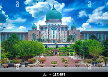 Jabatan Perdana Menteri am Tag auf blauem Himmel Hintergrund in Putrajaya, Malaysia Stockfoto