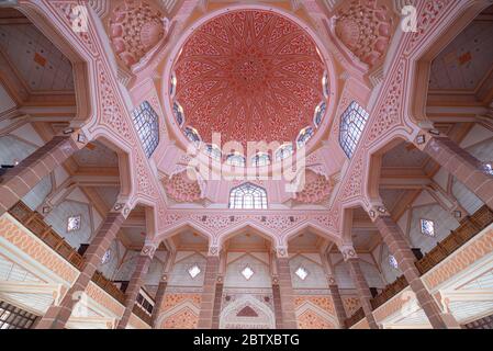 PUTRAJAYA, MALAYSIA - Nov 11, 2019 : Innere der Putra Moschee in der malaysischen Stadt Putrajaya, Malaysia. Stockfoto