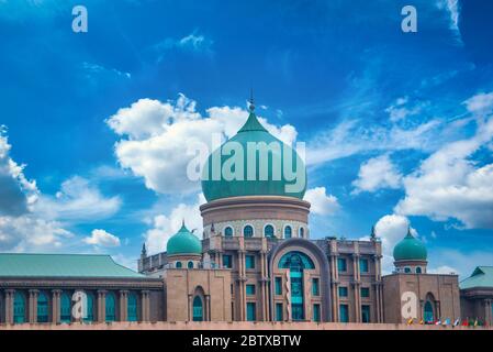 Jabatan Perdana Menteri am Tag auf blauem Himmel Hintergrund in Putrajaya, Malaysia Stockfoto