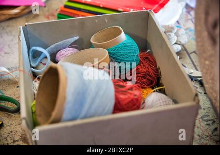 Verschiedene Farben Kugeln von Fäden Wolle Garn isoliert, Labor im Hintergrund. Stockfoto