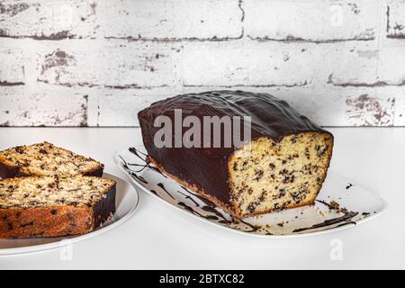 Schokoladenkuchen, Topfkuchen oder sogar Torte mit Schokoladensauce. Stockfoto