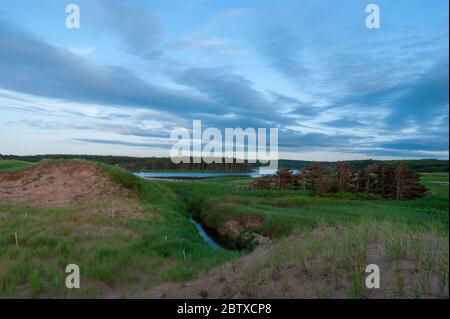 Cavendish Dunelands Trail entlang des Lake of Shining Waters. Atemberaubende Aussicht auf Sanddünen, Pinien und Süßwasserteiche. PEI Nationalpark, Kanada. Stockfoto