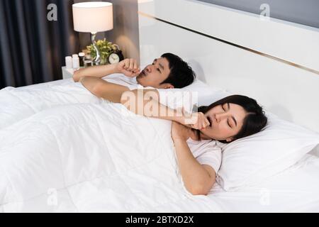 Kranke Paar hustet und leidet an Viruserkrankungen und Fieber auf dem Bett zu Hause Stockfoto