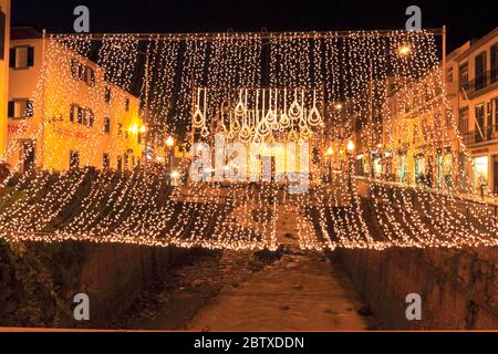 Weihnachtsbeleuchtung und Dekoration in Funchal, Madeira Stockfoto