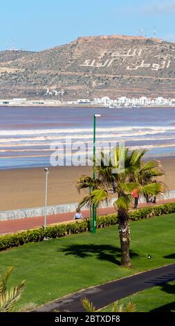 Marokko, Agadir, Küste mit Strand und Promenade Stockfoto