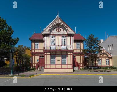 Altes Fachwerkhaus (Kulturzentrum) in Puerto Natales, Chile Stockfoto