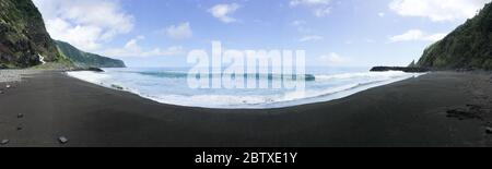 180 Grad freier schwarzer Sand Blick auf den Strand. Stockfoto