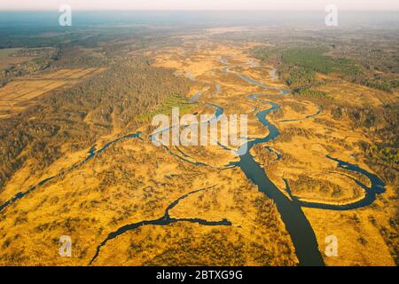 Weißrussland. Luftaufnahme Von Trockenem Gras Und Teilweise Gefrorener, Geschwungener Flusslandschaft Am Späten Herbsttag. Ansicht Mit Hoher Einstellung. Marsh Bog. Drone-Ansicht. Vogelperspektive V Stockfoto