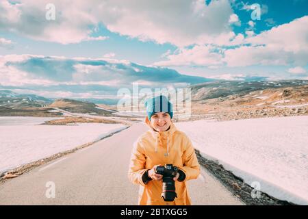 Aurlandsfjellet, Norwegen. Junge Frau touristische Reisende Fotograf Fotos Fotos von Aurlandsfjellet Scenic Route Straße. Norwegische Landma Stockfoto