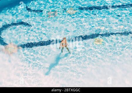 Nach kaukasischen Dame Frau im Hotel Swimmingpool im sonnigen Sommertag. Urlaub im Hotel. Stockfoto