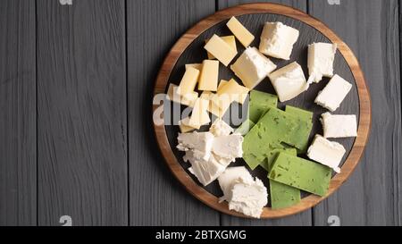 Essen für Wein. Verschiedene Käsesorten. Verschiedene Käsesorten auf rustikalem Holztisch. Käseplatte mit Kopierfläche. Stockfoto