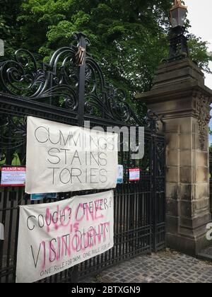 Glasgow, Großbritannien, 28. Mai 2020. Am 28. Mai 2020 hängen an den Toren des Queen's Park in der Südseite von Glasgow, Schottland, hausgemachte Schilder, die die Handlungen von Dominic Cummings, dem Berater von Premierminister Boris Johnson, und seine jüngsten Aktionen zur Coronavirus-Krise und Reise nach Durham, anprangern. Foto: Jeremy Sutton-Hibbert/Alamy Live News. Stockfoto