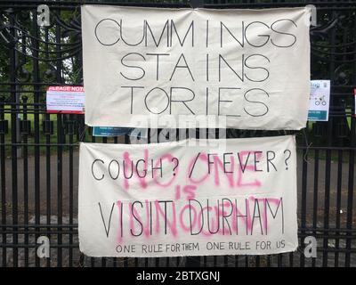 Glasgow, Großbritannien, 28. Mai 2020. Am 28. Mai 2020 hängen an den Toren des Queen's Park in der Südseite von Glasgow, Schottland, hausgemachte Schilder, die die Handlungen von Dominic Cummings, dem Berater von Premierminister Boris Johnson, und seine jüngsten Aktionen zur Coronavirus-Krise und Reise nach Durham, anprangern. Foto: Jeremy Sutton-Hibbert/Alamy Live News. Stockfoto