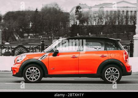 Minsk, Weißrussland - 7. April 2017: Orange Farbe Mini Cooper Alle 4 Auto In Schneller Bewegung Auf Der Straße. Alle Farben außer Rot werden reduziert. Stockfoto