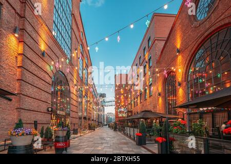 Oslo, Norwegen - 23. Juni 2019: Abendansicht Der Alten Häuser Im Aker Brygge Bezirk. Sommerabend. Berühmter Und Beliebter Ort. Stockfoto