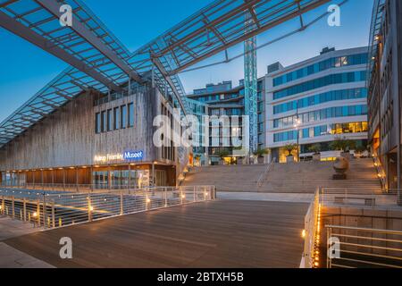 Oslo, Norwegen - 23. Juni 2019: Astrup Fearnley Museum of Modern Art, Mehrstöckige Wohnhäuser Im Aker Brygge District Am Sommerabend. Berühmt Stockfoto