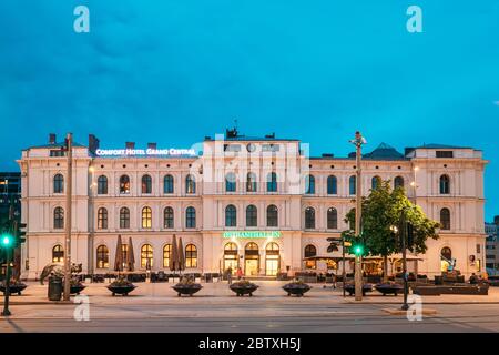 Oslo, Norwegen - 24. Juni 2019: Nachtansicht Des Comfort Hotel Grand Central In Der Nähe Des Hauptbahnhofs Von Oslo. Stockfoto