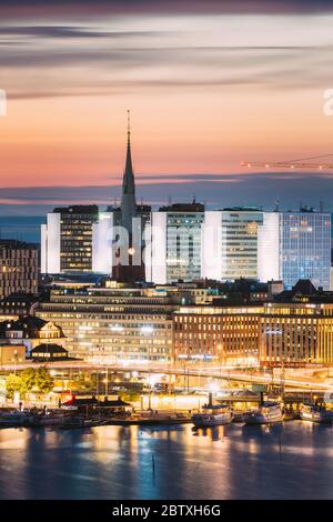 Stockholm, Schweden - 29. Juni 2019: St. Clara Oder St. Klara Kirche Und Häuser In Dämmerung Dusk Lights. Abendliche Nachtbeleuchtung. Stockfoto