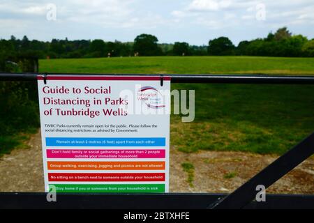 27. Mai 2020, Tunbridge Wells, Kent, UK: Tunbridge Wells Borough Council Guide to Social Distancing in Parks Schild am Eingang zum Dunorlan Park. Die Regierung hat begonnen, einige Beschränkungen im März zu Beginn der Quarantäne / Sperrung auferlegt zu entspannen, um die Ausbreitung des Coronavirus zu reduzieren. Strenge Empfehlungen für soziale Distanzen und gesellschaftliche Zusammenkünfte bleiben jedoch bestehen Stockfoto