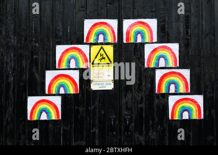 27. Mai 2020, Tunbridge Wells, Kent, Großbritannien: Kinderzeichnungen von Regenbögen und Todesgefahr auf dem Gebäude des Stromnetzes während der Regierung auferlegten Quarantäne / Sperrung, um die Ausbreitung des Coronavirus zu reduzieren. Kinder im ganzen Land haben Zeichnungen von Regenbögen in Fenster und anderswo, um Hoffnung zu verbreiten und die Menschen zu ermutigen, fröhlich während der Pandemie bleiben. Stockfoto