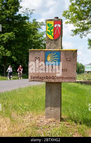 Rottmersleben, Deutschland. Mai 2020. Eine Steinplatte markiert den Weg des St. James. Von hier aus sind es noch 2440 km nach Santiago de Compostela. Quelle: Stephan Schulz/dpa-Zentralbild/ZB/dpa/Alamy Live News Stockfoto