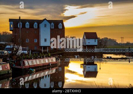 Ein spätwinterlicher Nachmittag in der Abbey Mill and Wehr in Tewkesbury, Gloucestershire, England Stockfoto