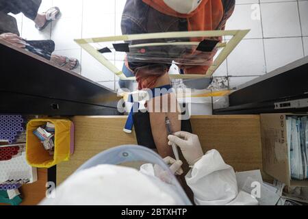 Bandung, Indonesien. Mai 2020. Ein Mediziner, der einen Schutzanzug trägt, untersuchte die Probenergebnisse der Untersuchung mit Polymerase Chain Reaction (PCR) Methode im Biosafety Level II Laboratory (BSL-2) in Bandung, West Java, Indonesien, 28. Mai 2020. Derzeit plant die indonesische Regierung, 72 Labore in Indonesien neu zu betonen. Dies wurde auch als Versuch getan, das Ziel von 10,000 Test PCR pro Tag in Indonesien zu erreichen.(Foto von Agvi Firdaus/INA Photo Agency/Sipa USA) Quelle: SIPA USA/Alamy Live News Stockfoto