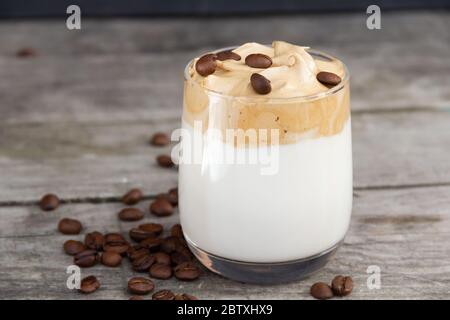 Dalgona Kaffee auf rustikalem Holzhintergrund. Stockfoto